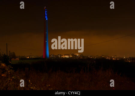 Northampton Aufzug Turm geht rot, weiß und blau an der Spitze. Montag, 12. November 2012, anlässlich des 30. Jahrestages der Königin das Gebäude offiziell öffnen (es war bekannt als Express-Lift-Turm) der Turm ist 127 m hoch und ist das einzige Bauwerk seiner Art in Großbritannien. Die National-Lift-Turm wurde im Oktober 2009 wiedereröffnet für Unternehmen. Lokale Unternehmen Bühne rechts Productions Ltd, sofern die Lichter und das Projekt wurde finanziert von Northamptonshire Grafschaftsrat. Stockfoto