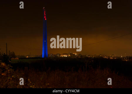 Northampton Aufzug Turm geht rot, weiß und blau an der Spitze. Montag, 12. November 2012, anlässlich des 30. Jahrestages der Königin das Gebäude offiziell öffnen (es war bekannt als Express-Lift-Turm) der Turm ist 127 m hoch und ist das einzige Bauwerk seiner Art in Großbritannien. Die National-Lift-Turm wurde im Oktober 2009 wiedereröffnet für Unternehmen. Lokale Unternehmen Bühne rechts Productions Ltd, sofern die Lichter und das Projekt wurde finanziert von Northamptonshire Grafschaftsrat. Stockfoto