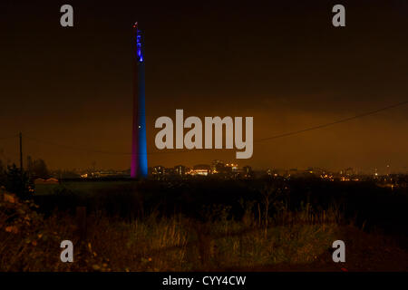 Northampton Aufzug Turm geht rot, weiß und blau an der Spitze. Montag, 12. November 2012, anlässlich des 30. Jahrestages der Königin das Gebäude offiziell öffnen (es war bekannt als Express-Lift-Turm) der Turm ist 127 m hoch und ist das einzige Bauwerk seiner Art in Großbritannien. Die National-Lift-Turm wurde im Oktober 2009 wiedereröffnet für Unternehmen. Lokale Unternehmen Bühne rechts Productions Ltd, sofern die Lichter und das Projekt wurde finanziert von Northamptonshire Grafschaftsrat. Stockfoto