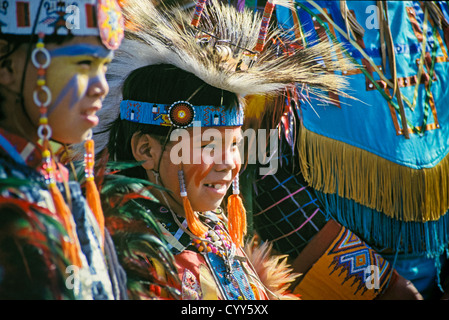 Gebürtige amerikanische Jungen in Tanz-Insignien an Powwow. Stockfoto