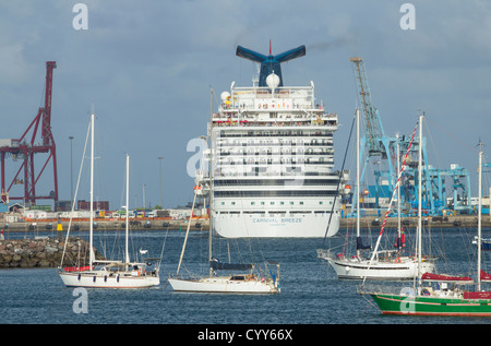 Carnival Breeze Kreuzfahrt Schiff manövrieren verlassen Hafen Las Palmas auf Gran Canaria, Kanarische Inseln, Spanien Stockfoto