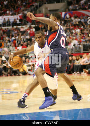 11. November 2012 - Los Angeles, Kalifornien, USA - Clippers Punkt Wache, die Chris Paul von Falken Point Guard Jeff Teague stark als die Los Angeles Clippers Niederlage der besuchenden Atlanta Hawks 89-76at dem Staples Center in Los Angeles auf Sonntag, 11. November 2012 bewacht wird. (Kredit-Bild: © Burt Harris/Prensa Internacional/ZUMAPRESS.com) Stockfoto