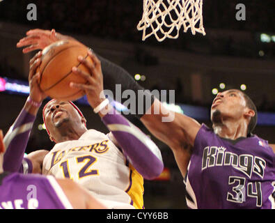 11. Januar 2013 - herausgefordert Los Angeles, Kalifornien, USA - Lakers-Center Dwight Howard diese Aufnahme hat durch Könige nach vorne Jason Thompson als die Los Angeles Lakers Niederlage den besuchenden Sacramento Kings 103-90 im Staples Center in Los Angeles auf Sonntag, 11. November 2012. (Kredit-Bild: © Burt Harris/Prensa Internacional/ZUMAPRESS.com) Stockfoto