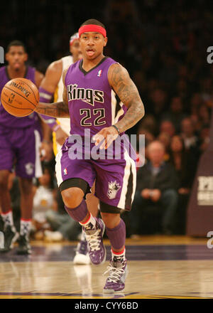 11. November 2012 - Los Angeles, Kalifornien, USA - Könige zeigen Wache Isaiah Thomas den Ball oben Gericht als die Los Angeles Lakers Niederlage den besuchenden Sacramento Kings 103-90 im Staples Center in Los Angeles Sonntag, 11. November 2012 bringt auf. (Kredit-Bild: © Burt Harris/Prensa Internacional/ZUMAPRESS.com) Stockfoto