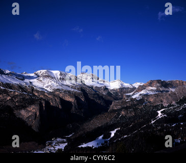 Dramatische Klippen steht Mont De Stevia und Muntejela über Selva Val Gardena Winter Dolomiten winter Stockfoto