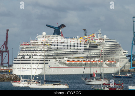 Carnival Breeze Kreuzfahrt Schiff manövrieren verlassen Hafen Las Palmas auf Gran Canaria, Kanarische Inseln, Spanien Stockfoto