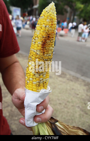 Eine Nahaufnahme eines Ohrs von geröstetem Mais an der Minnesota State Fair. Stockfoto