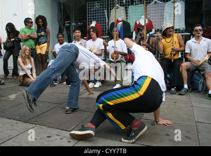 Capoeira-Vorführung in einem Londoner Straße der Stockfoto