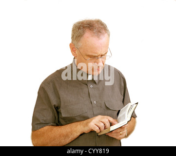 Reifer Mann in seinen 50ern gekleidet als Pfarrer, isoliert auf weiss. Stockfoto
