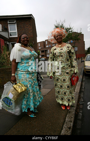 Afrikanische Frauen in traditioneller Kleidung im Londoner Stadtteil Woolwich Stockfoto