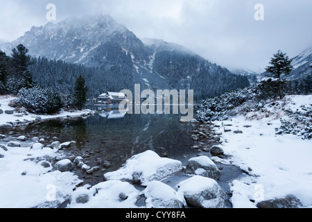 Popradske Pleso in der Slowakei an einem kalten und verschneiten Morgen in der hohen Tatra Stockfoto