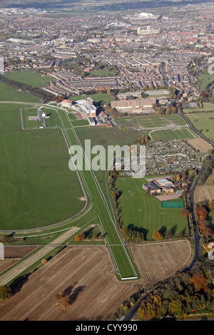 Luftaufnahme von York Racecourse mit York Stadtzentrum im Hintergrund Stockfoto