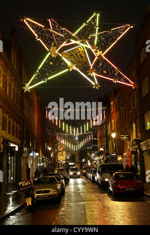 London, UK. 12. November 2012. Weihnachtsbeleuchtung und Dekorationen in Seven Dials, Covent Garden, London, England Stockfoto