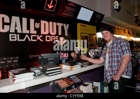 London, UK. 11.12.12. Taylor Pelling, Spiel-Fanatiker ist die erste Person im Vereinigten Königreich, seine Hände auf Call of Duty Black Ops II. 19-Year-Old Pelling hatte camping wurde vor dem Geschäft seit dem 6. November um sicherzustellen, dass er in erster Linie für das Spiel ist. Stockfoto