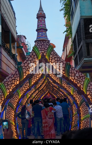 Temporäre Struktur namens "Pandal" gebaut für die Anbetung der hinduistischen Göttin Durga in Westbengalen, Indien Stockfoto