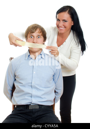 Frau Anwendung Tape am Mund des Mannes. Isoliert auf weiss Stockfotografie  - Alamy