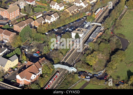 Luftaufnahme des Theydon Bois u-Bahnstation in Essex Stockfoto