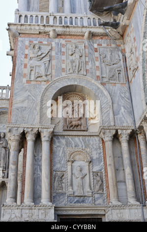 Bas-Relief am Markusplatz Basilika Wand, Markusplatz entfernt, Venedig, Italien. Stockfoto