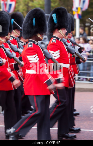 Mitglieder der schottischen Garde auf der Parade am Buckingham Palace, London England, UK Stockfoto