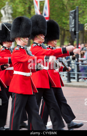 Mitglieder der schottischen Garde auf der Parade am Buckingham Palace, London England, UK Stockfoto