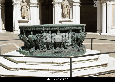 Brunnen-Köpfe im Innenhof, Dogenpalast, Venedig, Italien. Stockfoto