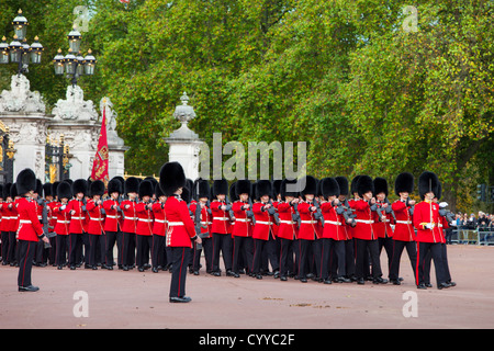 Mitglieder der schottischen Garde auf der Parade am Buckingham Palace, London England, UK Stockfoto
