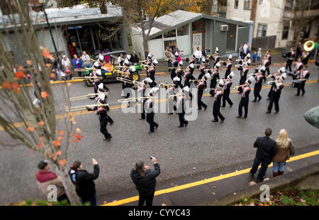 12. November 2012 - Roseburg, Oregon, USA - The Roseburg High School Marching Band Spaziergänge in der Veterans Day parade in der Innenstadt von Roseburg am Montag. Die Parade in Roseburg ist als der zweitgrößte Veterans Day Parade im Bundesstaat Oregon in Rechnung gestellt. Foto mit einer selektiven Fokus-Tilt-Shift-Objektiv. (Bild Kredit: Robin Loznak/ZUMAPRESS.com ©) Stockfoto