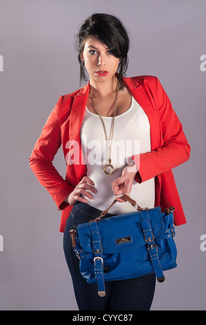 High Fashion Model posiert mit Handtasche Stockfoto