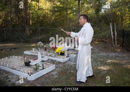 Lacombe, Louisiana - Fr. Kyle Dave führt die Segnung der Gräber auf Ducre Friedhof an Allerheiligen. Stockfoto