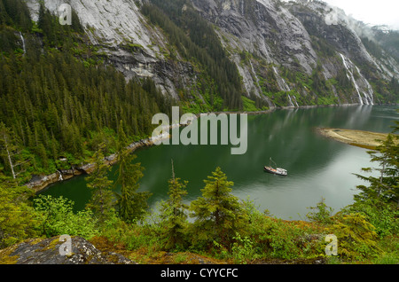 Kleine Kreuzfahrt Boot in Fords Terror, Tongass National Forest, Alaska. Stockfoto