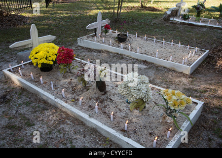 Lacombe, Louisiana - Gräber in Ducre Friedhof an Allerheiligen. Stockfoto