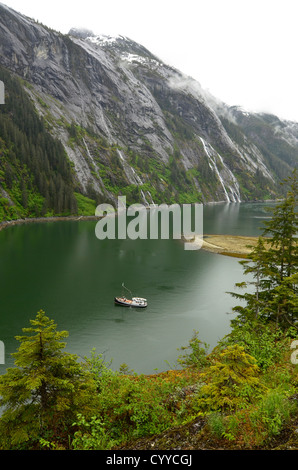 Kleine Kreuzfahrt Boot in Fords Terror, Tongass National Forest, Alaska. Stockfoto