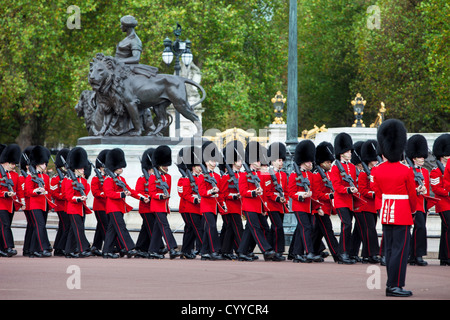 Mitglieder der schottischen Garde auf der Parade am Buckingham Palace, London England, UK Stockfoto