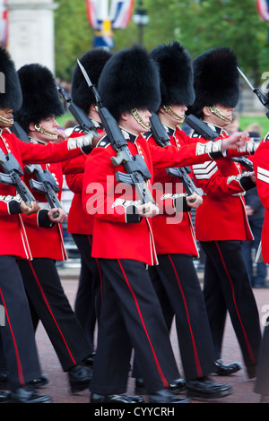 Mitglieder der schottischen Garde auf der Parade am Buckingham Palace, London England, UK Stockfoto