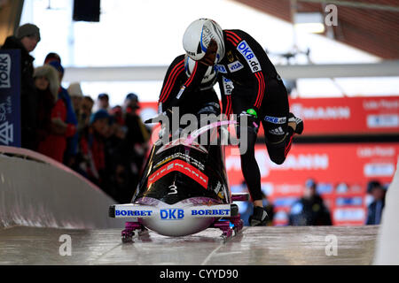 09.11.2012. Lake Placid, New York, USA.    Deutschland 2 angetrieben von Sandra Kiriasis mit Bremser Berit Wiacker auf der Strecke bei den Olympic Sports Complex in Lake Placid, New York in der Bob-Weltmeisterschaft. Stockfoto