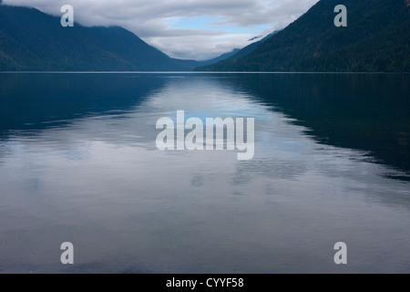 Ausblick vom Strand des Lake Crescent, Olympic Nationalpark, Clallam County, Washington. USA im Juni Stockfoto