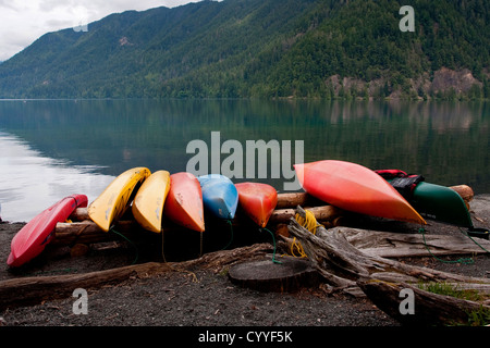 Malerische Aussicht auf Lake Crescent, Olympic Nationalpark, Clallam County, Washington. USA mit Kajaks im Vordergrund, im Juni Stockfoto