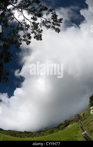 Fisheye Aufnahme von Wolken Costa Rica Horizont überrollen Stockfoto