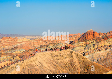 Touristen auf der Aussichtsplattform beobachten Danxia Landform in Zhangye, Gansu, China Stockfoto