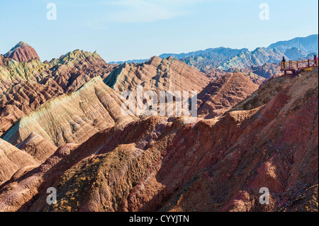 Touristen auf der Aussichtsplattform beobachten Danxia Landform in Zhangye, Gansu, China Stockfoto