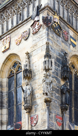 Statue außerhalb Prags alte Rathaus (Tschechische Republik). 1338-1364 erbaut wurde. Stockfoto