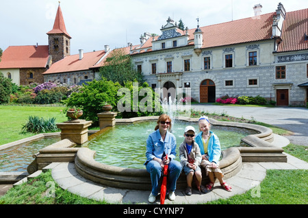 Familie in der Nähe von Brunnen von Schloss Pruhonice in Prag, Tschechien. Wurde im 12. Jahrhundert gegründet. Stockfoto