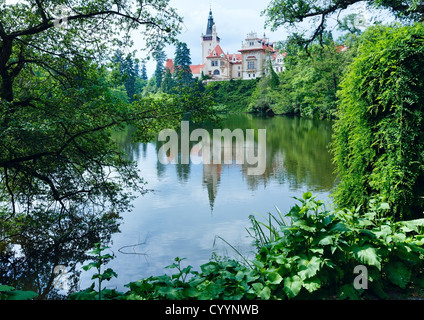 Schloss Pruhonice Sommer Blick auf den Park mit See in Prag, Tschechien. Wurde im 12. Jahrhundert gegründet. Stockfoto