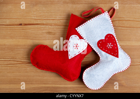 Handgemachte Weihnachtsstrümpfe auf einem hölzernen Hintergrund mit Textfreiraum. Stockfoto