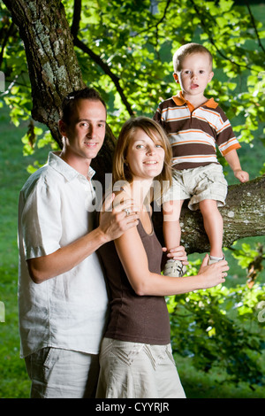 Perfekte junge Familienglück mit Papa, Mama und Sohn Spaß im freien Stockfoto