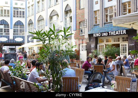 Hackeschen Hofe in Berlin mit Menschen im café Stockfoto
