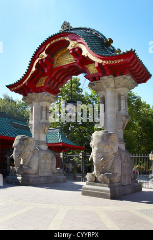 Tor in Berlin Zoo mit Elefantenstatuen Stockfoto