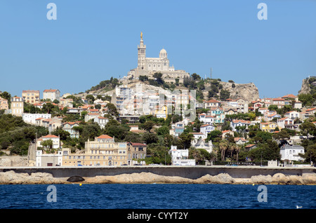 Marseille Corniche Road, Roucas-Blanc Bezirk & Basilika von Notre-Dame-de-la-Garde aus dem Meer Marseille oder Marseille Frankreich Stockfoto