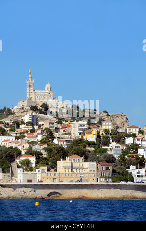 Marseille Corniche Road, Roucas-Blanc Bezirk & Basilika von Notre-Dame-de-la-Garde aus dem Meer Marseille oder Marseille Frankreich Stockfoto