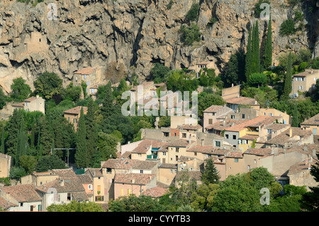 Luftaufnahme oder Hochwinkelansicht über Dorfhäuser und troglodyte Wohnungen von Cotignac Var Provence Frankreich Stockfoto